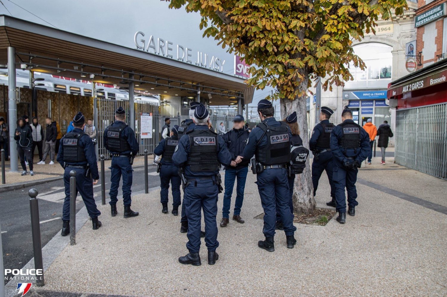 Cohésion d'équipe devant une gare de l'Essonne