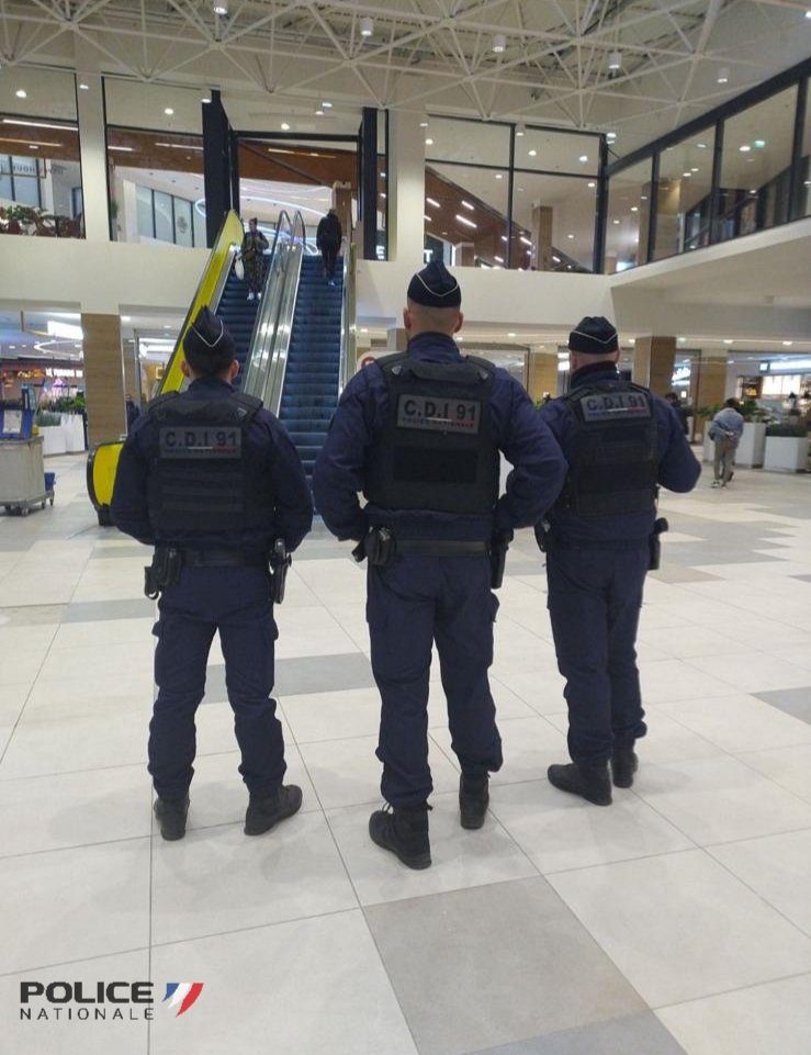 Présence dans un centre commercial, vue de dos