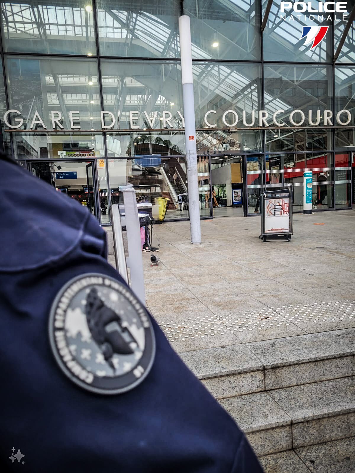 Écusson de la compagnie devant une gare de l'Essonne