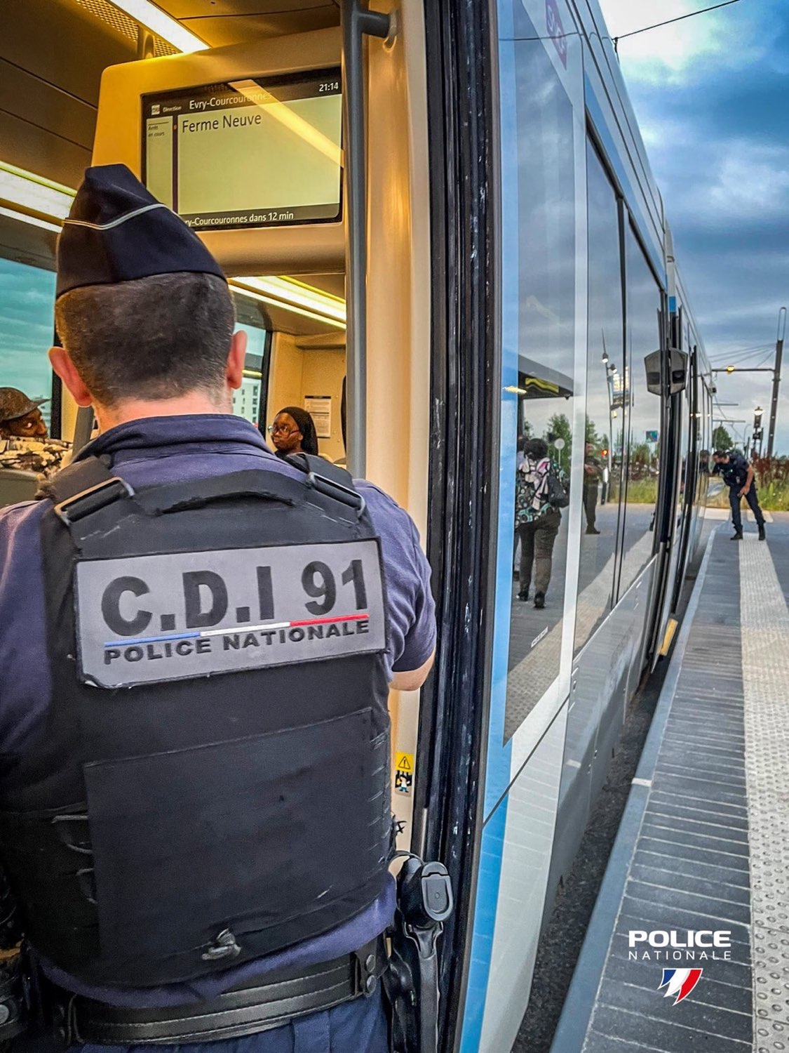 Personnels de la CDI 91 en présence de proximité dans une gare de l'Essonne, vus de dos.